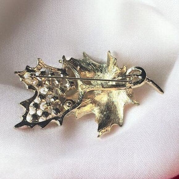 Sarah Coventry Gold Tone Rhinestone Maple Leaf Signed Brooch Pin Vintage - Picture 3 of 4